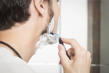 Genç adam kendini aynaya, sabah rutin seyir tıraş 