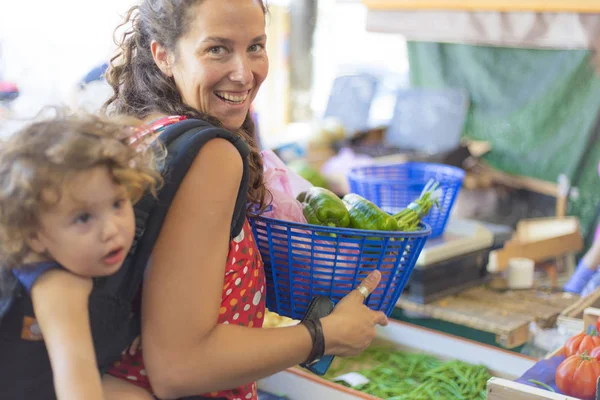 Mujer Con Niño Comprando Mercado Antibes Francia Febrero 2016 — Foto de Stock