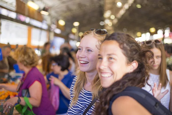 Antibes, Fransa - 16 Şubat 2016: markette alış iki güzel genç turist kadın 