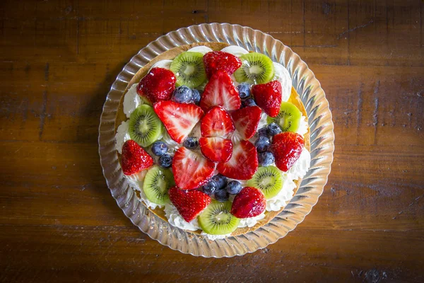 Top View Cake Cream Strawberries Blueberries Kiwi Wooden Table — Stock Photo, Image