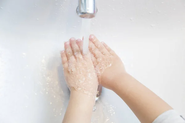  Eller sabunla el yıkama küçük kızın 