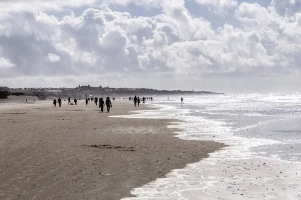 Prachtig Zeegezicht Van Zandstrand Met Silhouetten Van Mensen Zee Golven — Stockfoto