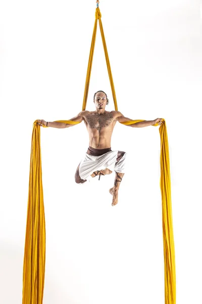 Atractivo Hombre Musculoso Haciendo Rendimiento Acrobático Con Telas Amarillas Sobre —  Fotos de Stock