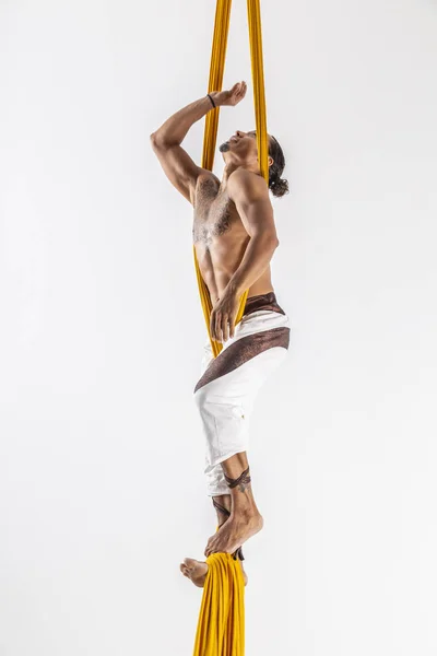 Vonzó Izmos Ember Csinál Akrobatikus Teljesítményt Fehér Alapon Sárga Szövet — Stock Fotó