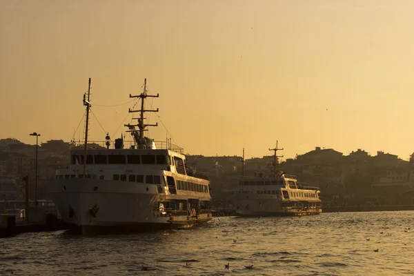 Πλοία Στο Λιμάνι Ηλιοβασίλεμα Κωνσταντινούπολη — Φωτογραφία Αρχείου