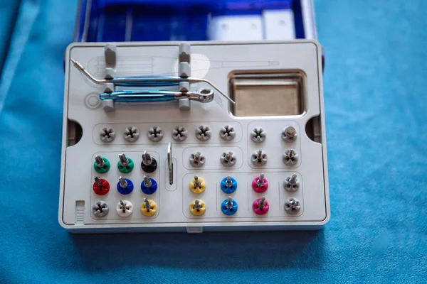 Stomatoloji ve maksimum yüz ameliyatı için profesyonel araçlar.