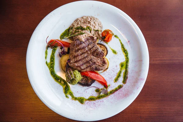 Filete jugoso con verduras, cocido en la parrilla . — Foto de Stock