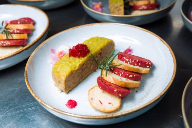 Kırmızı şarap jöleli ördek yahnisi