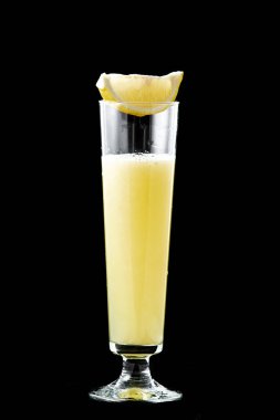 Taze sıkılmış limon suyu cam.