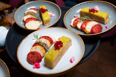 Kırmızı şarap jöleli ördek yahnisi