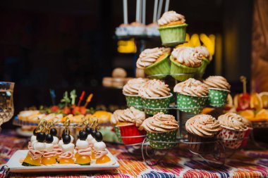 Taze yapılmış kekler tezgahta duruyor..