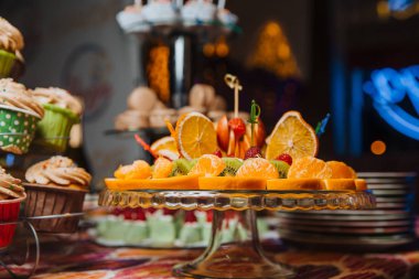 Meyve dilimleri bir meyve kasesinin üzerine serilmiş..