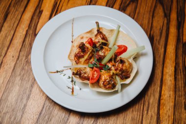 Ballı hardal soslu kanatlar.