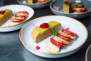 Kırmızı şarap jöleli ördek yahnisi