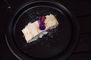 Kremalı krema rengi.. 