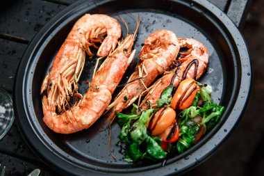 Langoustine 'ler sebzeyle pişirilir..