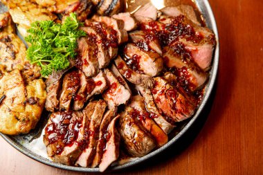 Taze, sulu dilimlenmiş ızgara et..