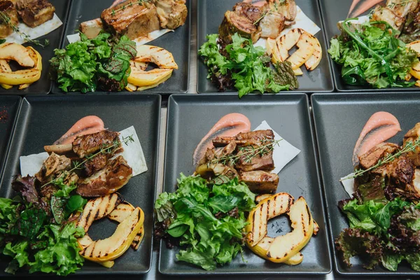 Dana pirzolası ve füme baldıran kreması..