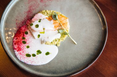 Yastığın üzerinde somon.