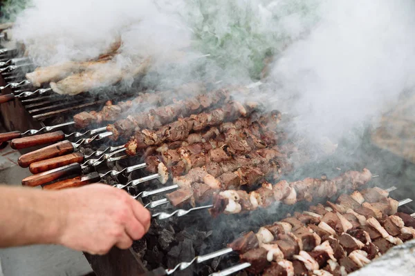 Kucharz przygotowuje mięso-kebab. — Zdjęcie stockowe
