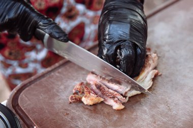 Aşçı ızgara biftek doğruyor..