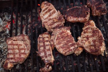 Bir sürü ızgara biftek..