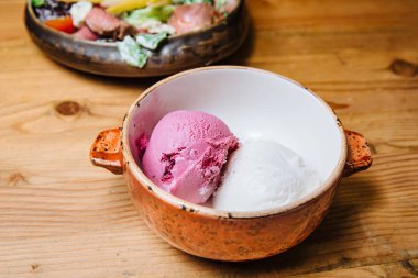 Tahta masada kasede dondurma..