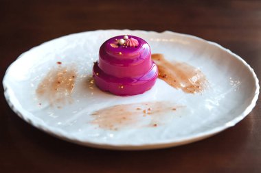 Ceviz dolgulu yuvarlak pasta Pembe jöleli