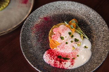 Yastığın üzerinde somon.