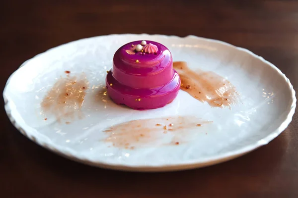 Kulatý dort s ořechovou náplní nalitá růžová glazura — Stock fotografie
