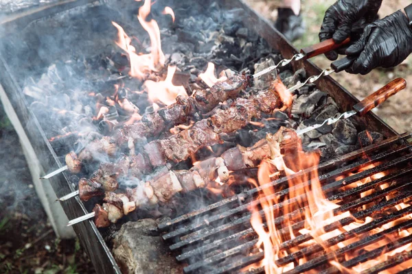 Kucharz przygotowuje mięso-kebab. — Zdjęcie stockowe