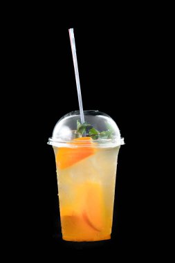 Taze sıkılmış portakal. Bardakta taze taze..