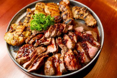 Taze, sulu dilimlenmiş ızgara et..