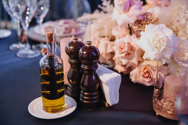 Mesa festiva con un ramo de flores y velas . —  Fotos de Stock