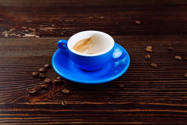 나무 탁자 위에 놓인 커피 잔에 담긴 더러운 잔들. — 스톡 사진