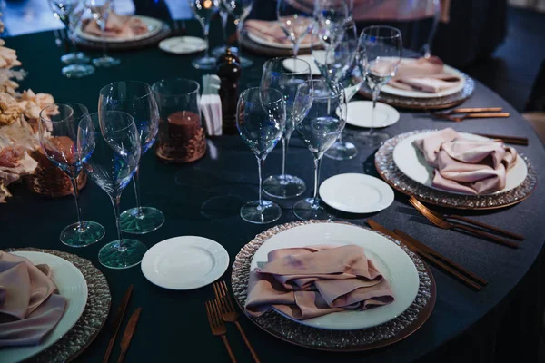 Szemüveg, forks, kések, tányérok étteremben szolgálják fel a vacsorát asztalon. — Stock Fotó