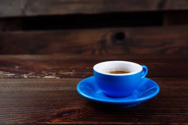 나무 탁자 위에 놓인 커피 잔에 담긴 더러운 잔들. — 스톡 사진