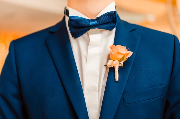 Wedding bouquet a boutonniere on a suit of the groom. — Stock Photo, Image
