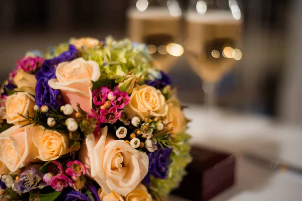 Schöner Hochzeitsstrauß aus orangen Blumen. — Stockfoto