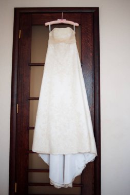 Törenden önce gelinlik omuzlardadır..