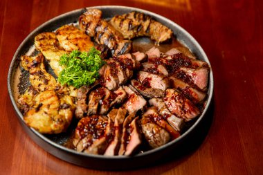 Taze, sulu dilimlenmiş ızgara et..