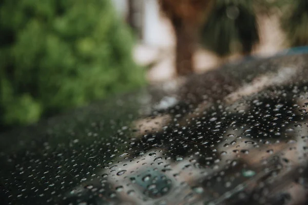 Des gouttes de pluie sur le capot . — Photo