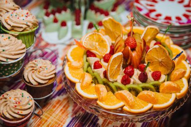  bir plaka üzerinde çeşitli meyve.