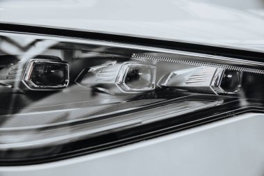 Modern arabanın farları..