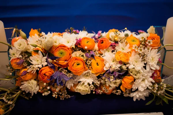 Blumen im Festsaal. — Stockfoto