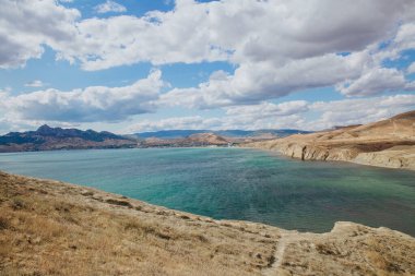 Denizin arka planında güzel bir manzara.