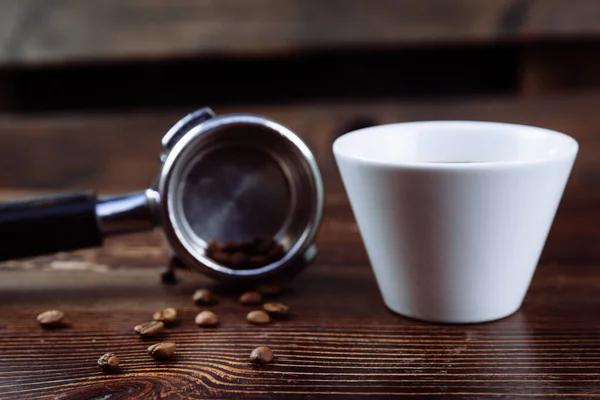 Eine Tasse schwarzen Kaffee und Filterhalter für Espresso. — Stockfoto