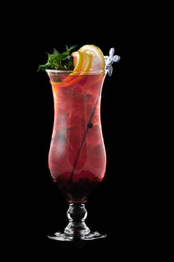 Taze yabanmersini ve limon kokteyli..