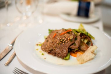 Et ve sebzeli salata..