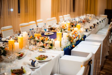 Restoranda masa ayarları.